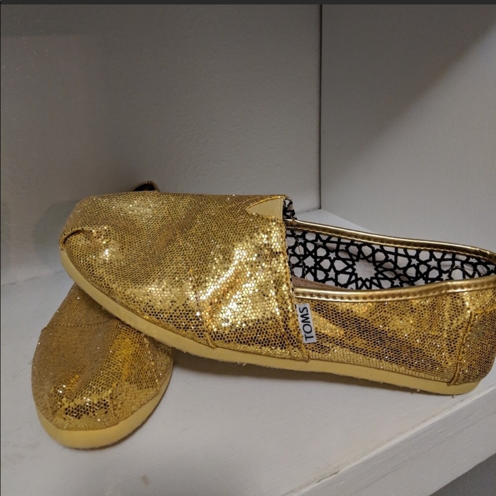Tom’s size 8 sparkle gold shoes